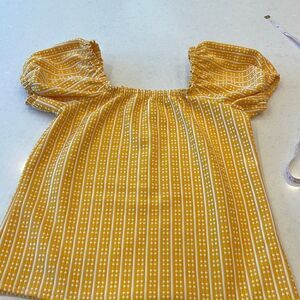 Homemade vintage women’s yellow top off shoulder super cute size s-m. Stretchy